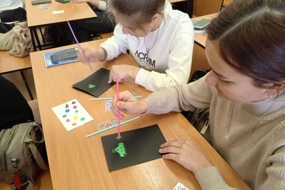 Студенты Елабужского института КФУ создали новогодние картины в необычной технике Студенты Елабужского института КФУ создали новогодние картины в необычной технике