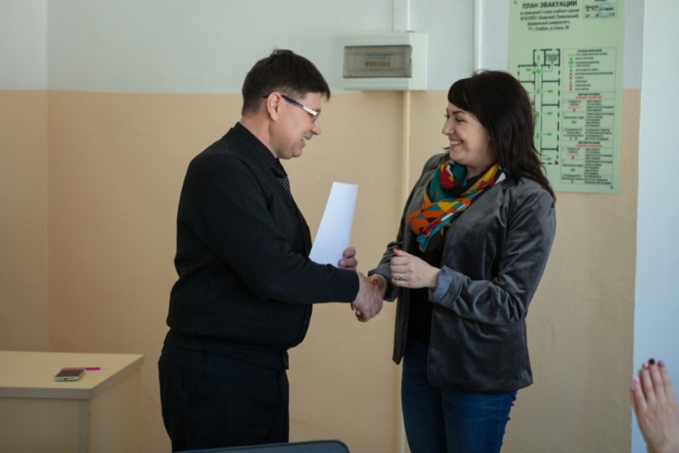 В Елабужском институте КФУ состоялось вручение сертификатов слушателям проекта 'Клуб хороших родителей' В Елабужском институте КФУ состоялось вручение сертификатов слушателям проекта 'Клуб хороших родителей'