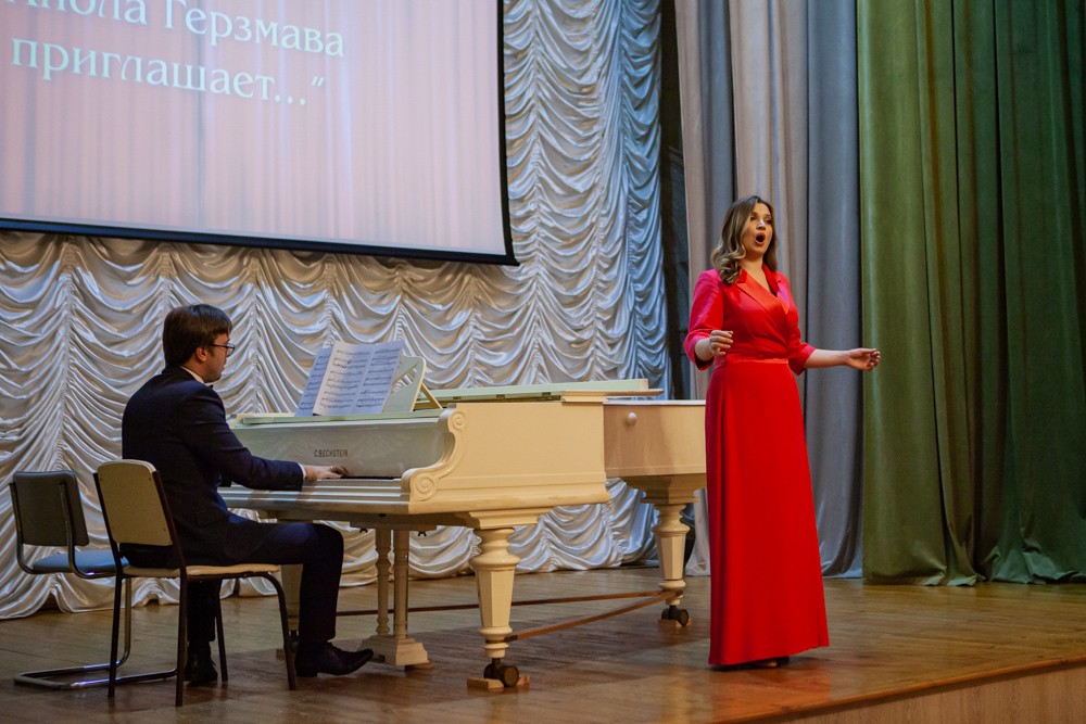 Фестиваль 'Хибла Герзмава приглашает...': подарок коллективу к 125-летию Елабужского института КФУ Фестиваль 'Хибла Герзмава приглашает...': подарок коллективу к 125-летию Елабужского института КФУ