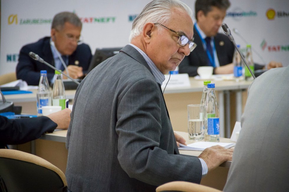 Рустам Минниханов: 'КФУ ? центр инновационных решений для нефтедобычи' Рустам Минниханов: 'КФУ ? центр инновационных решений для нефтедобычи'