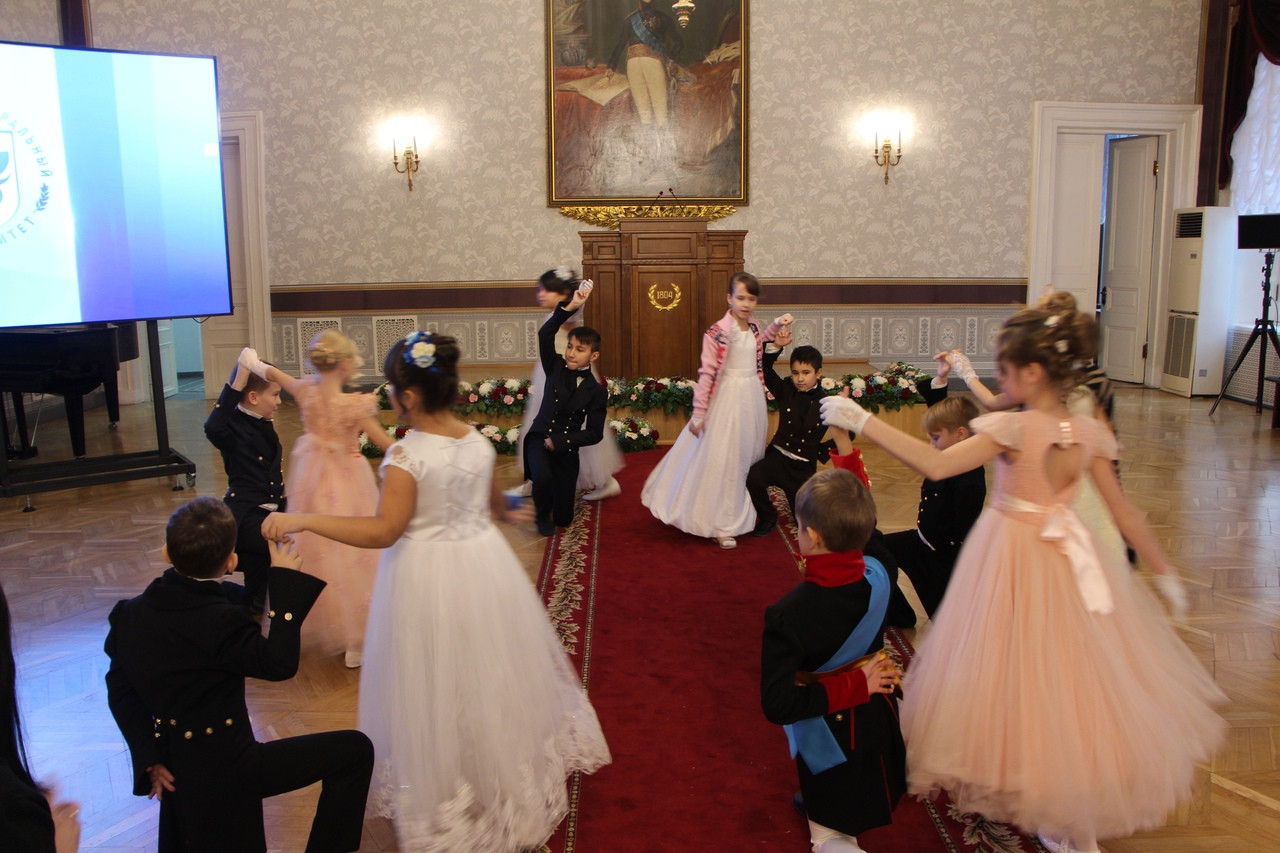 Детский театр 'Радуга' показал спектакль в Музее истории КФУ Детский театр 'Радуга' показал спектакль в Музее истории КФУ