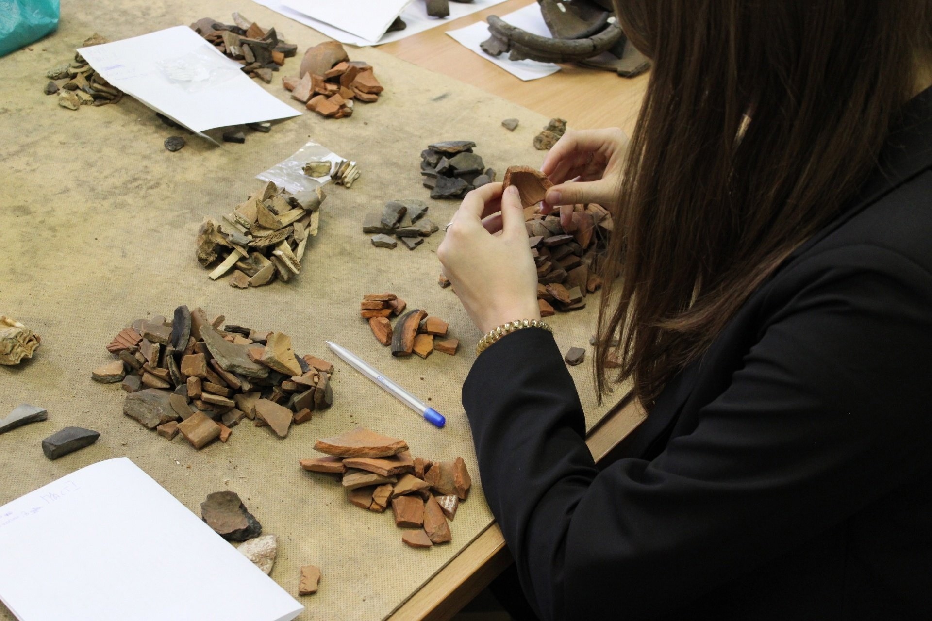 Археологические находки Староромашкинского городища исследуют студенты Елабужского института КФУ Археологические находки Староромашкинского городища исследуют студенты Елабужского института КФУ