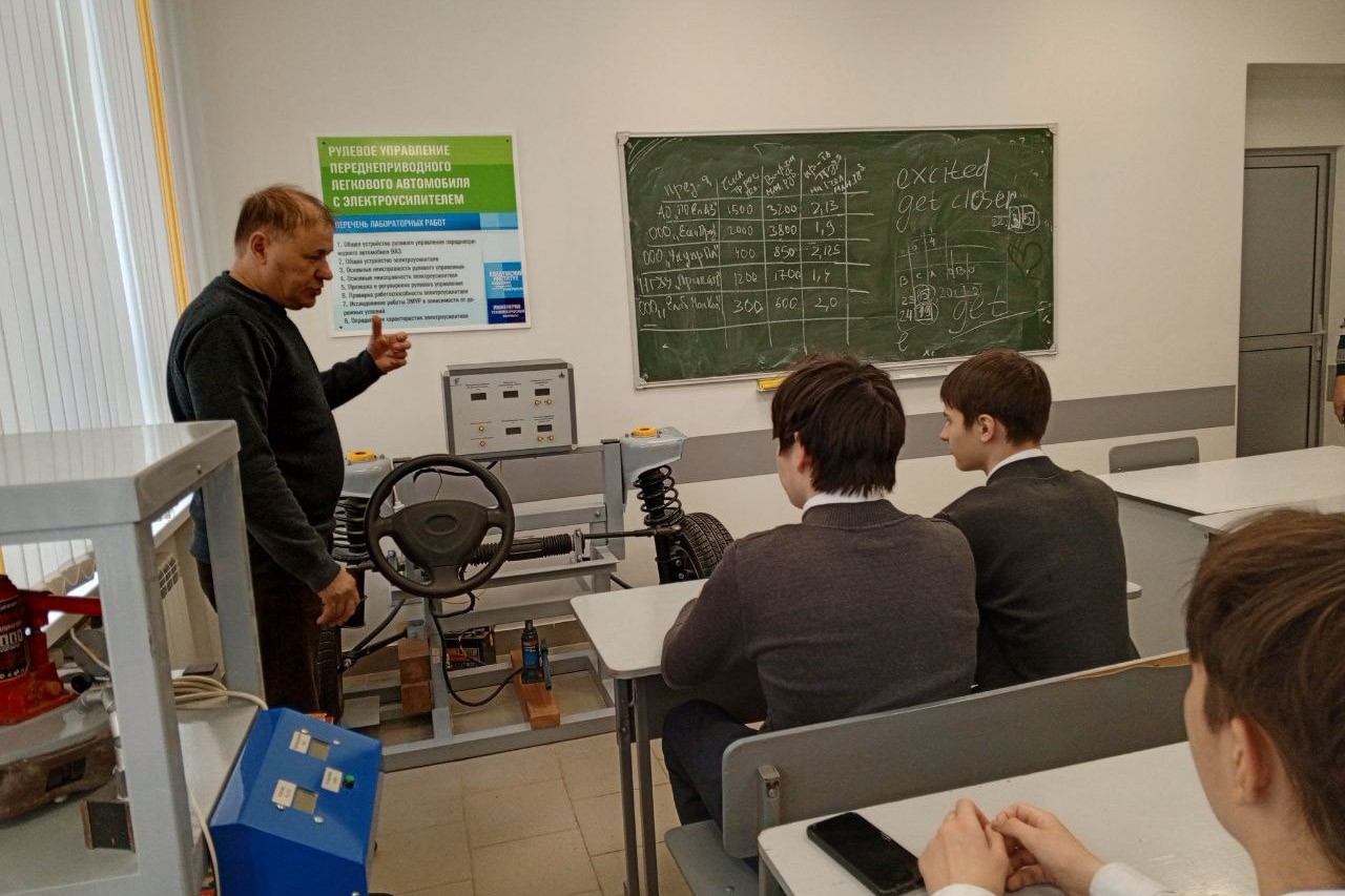 Школьники знакомятся с инженерными лабораториями Елабужского института КФУ Школьники знакомятся с инженерными лабораториями Елабужского института КФУ