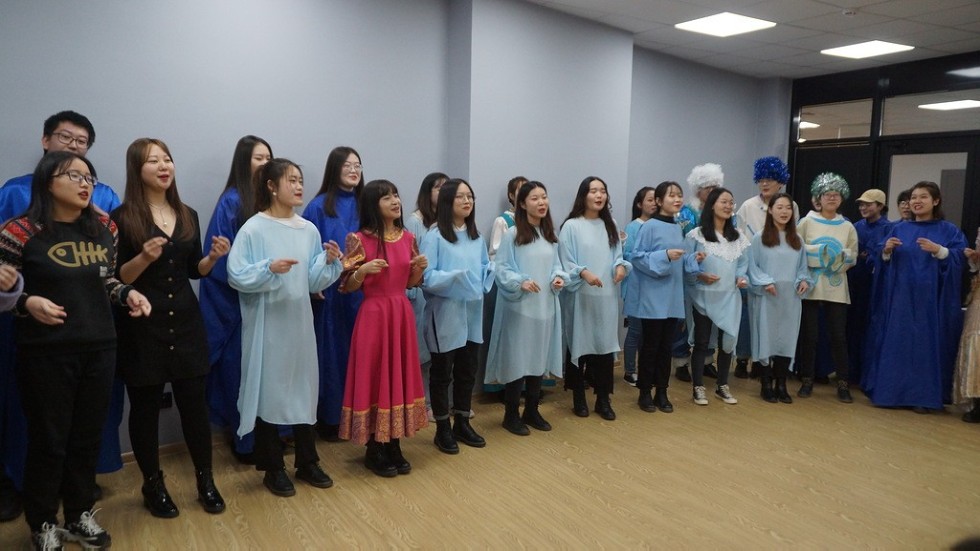 Новогодний концерт-спектакль от стажеров из Сиани Новогодний концерт-спектакль от стажеров из Сиани