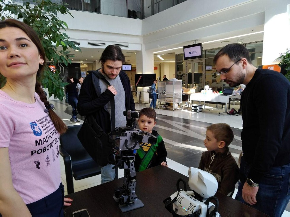 Employees of the Laboratory of intelligent robotic systems presented robots to children at the Robosabantuy 2018 festival Employees of the Laboratory of intelligent robotic systems presented robots to children at the Robosabantuy 2018 festival