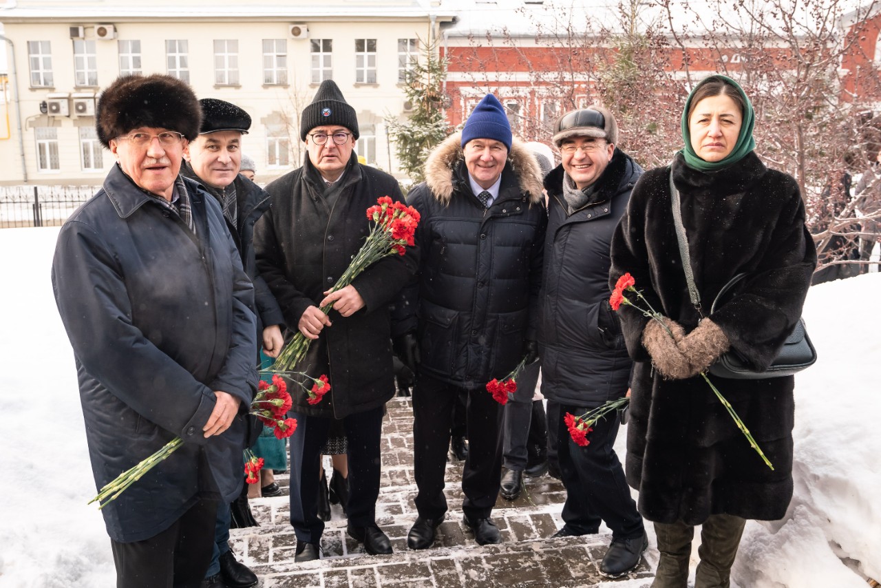 КФУның ректор бакчасында герой-шагыйрь Муса Җәлилне искә алдылар КФУның ректор бакчасында герой-шагыйрь Муса Җәлилне искә алдылар