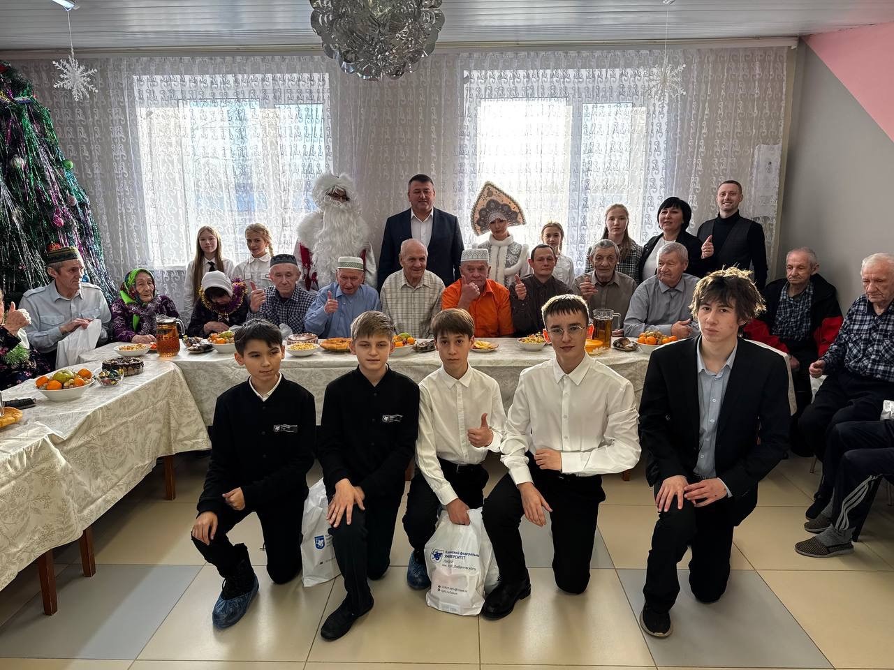 Лицеисты поздравили жителей Кайбицкого дома-интерната для престарелых и инвалидов с наступающим Новым годом Лицеисты поздравили жителей Кайбицкого дома-интерната для престарелых и инвалидов с наступающим Новым годом