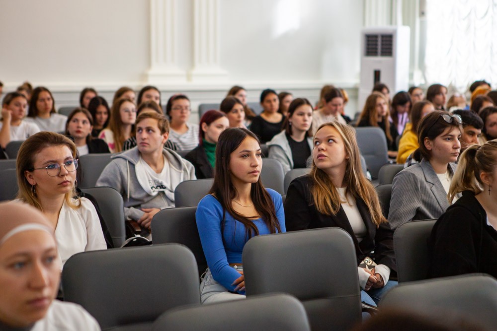 В Елабужском институте КФУ прошла встреча директора Елены Мерзон с первокурсниками отделений В Елабужском институте КФУ прошла встреча директора Елены Мерзон с первокурсниками отделений