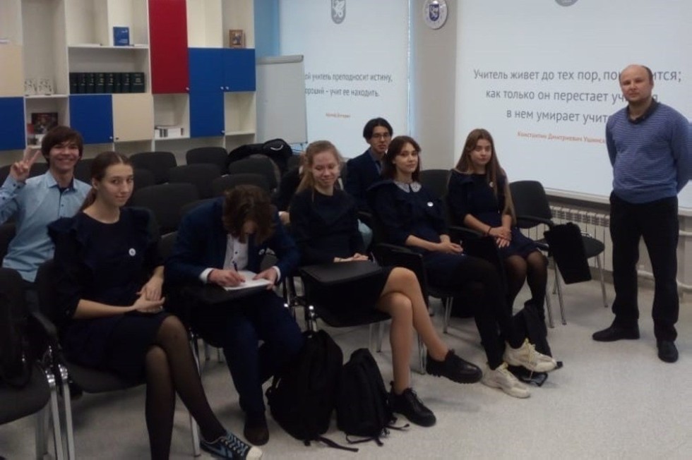 Кафедра экономики и менеджмента продолжает занятия с учениками 'Университетской' школы Кафедра экономики и менеджмента продолжает занятия с учениками 'Университетской' школы