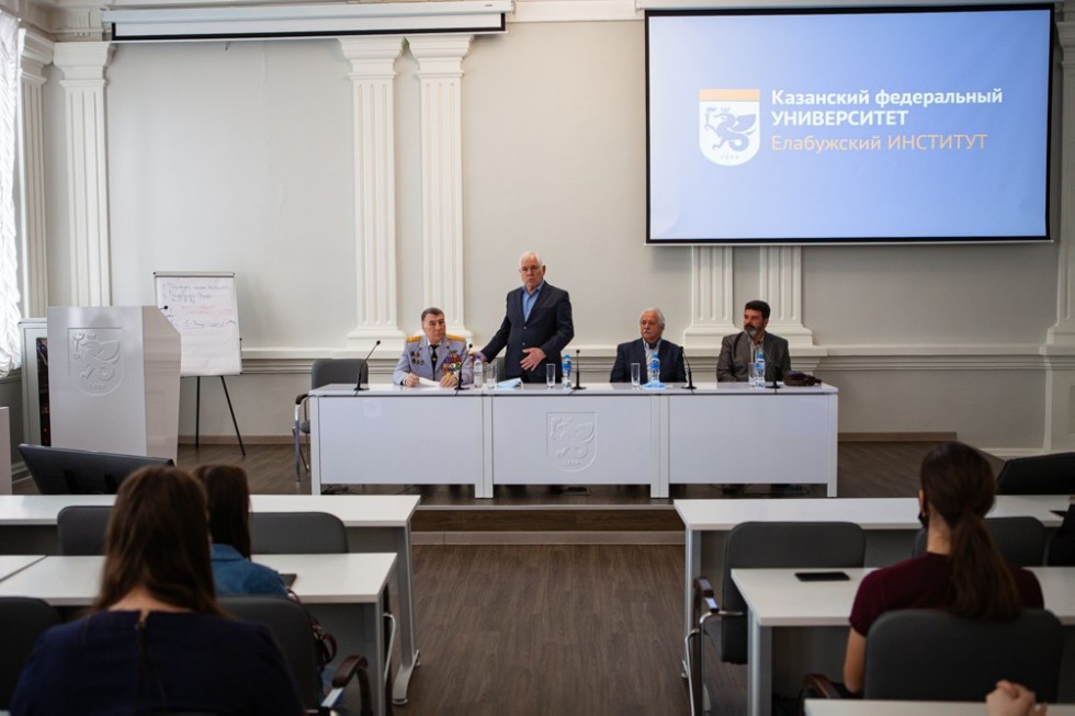 Встреча студентов ЕИ КФУ с активом Совета ветеранов Елабуги и ЕМР Встреча студентов ЕИ КФУ с активом Совета ветеранов Елабуги и ЕМР