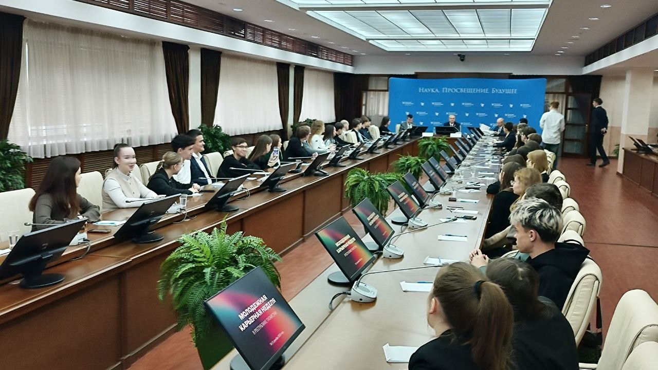 В ВШГМУ КФУ начал работу двухдневный образовательный интенсив для будущих госслужащих Республики Татарстан 'Молодежная карьерная неделя' В ВШГМУ КФУ начал работу двухдневный образовательный интенсив для будущих госслужащих Республики Татарстан 'Молодежная карьерная неделя'