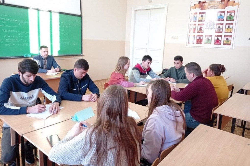 Веселые игры на новогоднюю тематику прошли в Елабужском институте КФУ Веселые игры на новогоднюю тематику прошли в Елабужском институте КФУ