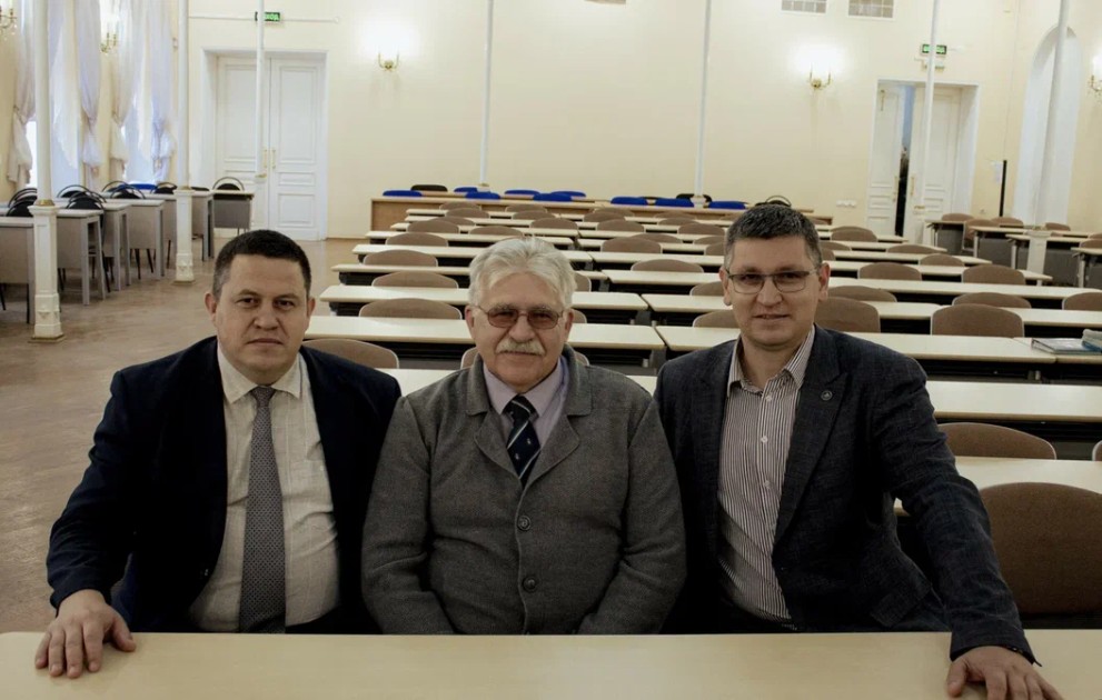 � �������