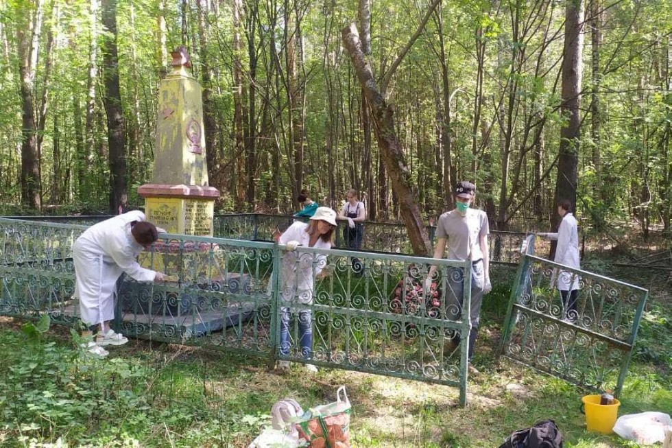 Студенты Елабужского института привели в порядок могилы красноармейцев ,Елабужский институт КФУ