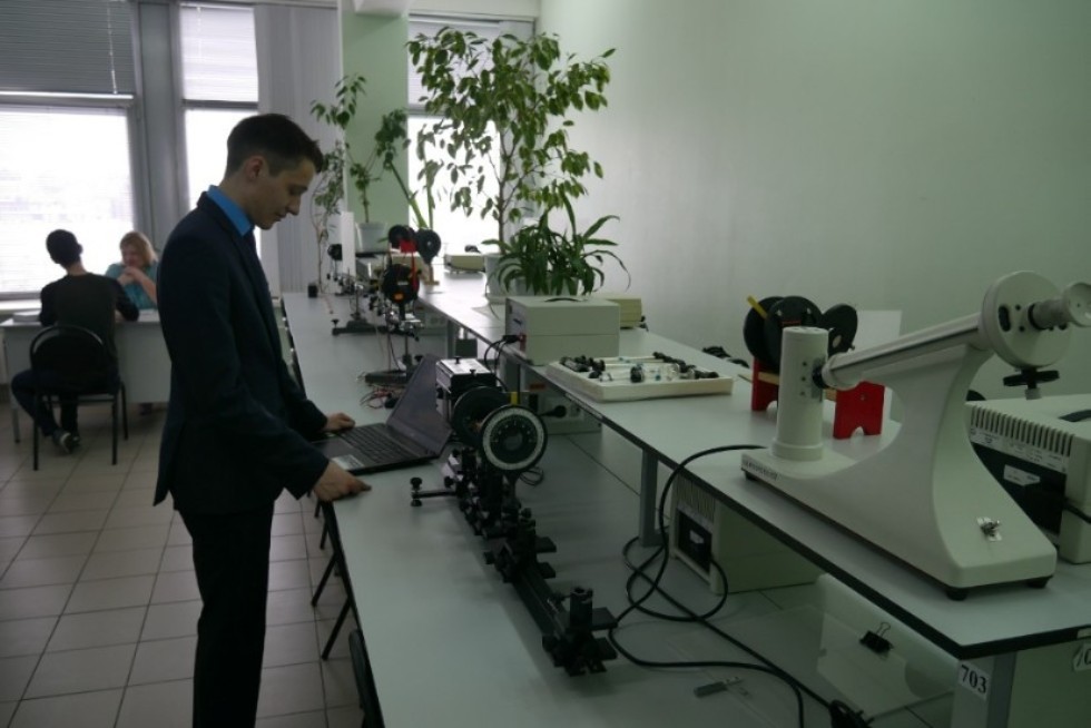 Practice in optics (laboratories �� 605, 705)