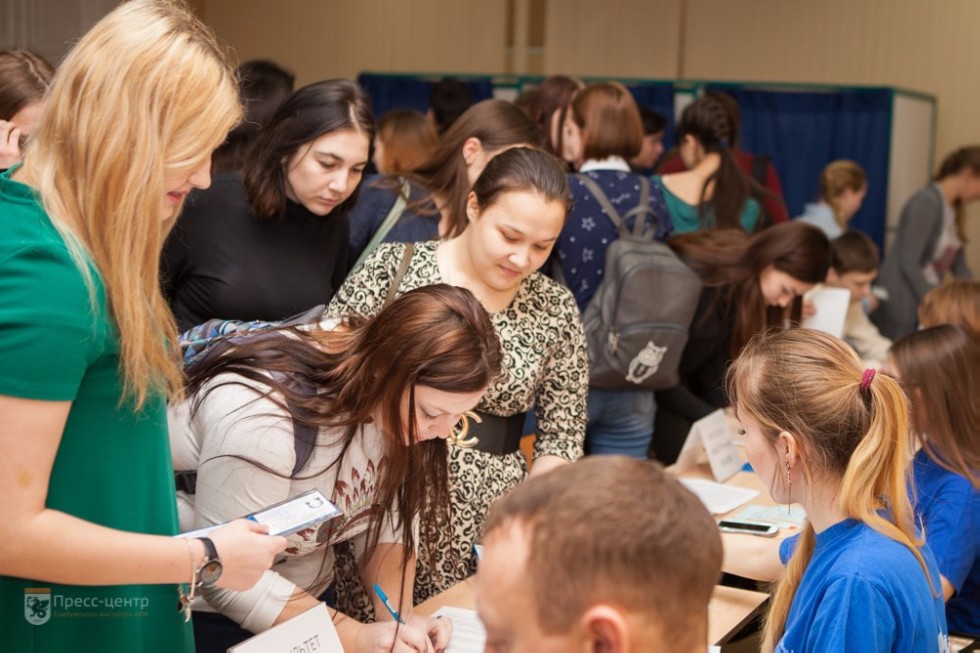 Студенты активно участвуют в акции 'Я выбираю вновь!' Студенты активно участвуют в акции 'Я выбираю вновь!'