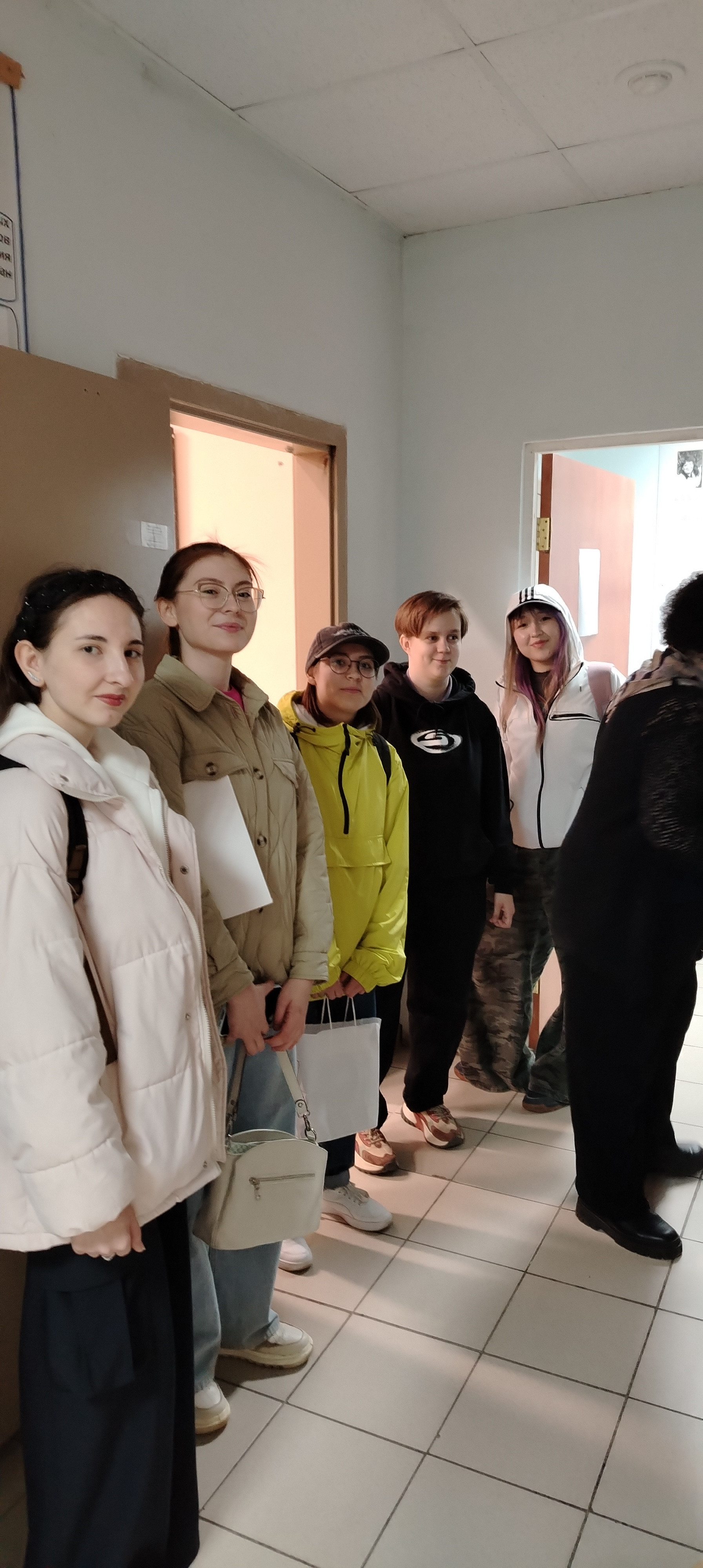 'Сквозь магический кристалл ?' 'Сквозь магический кристалл ?'