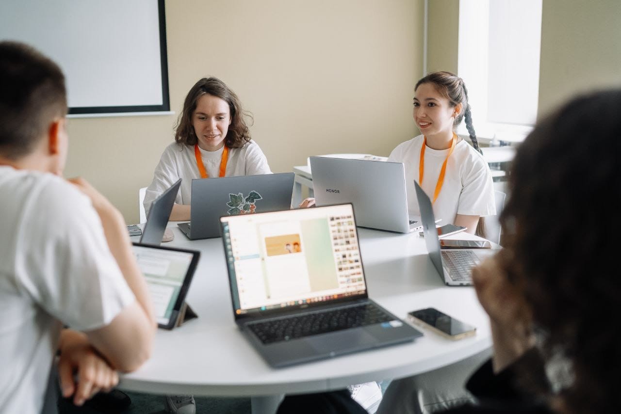 Студентка-социолог 3 курса Алина Пинигина приняла участие в Летней школе '(НЕ)Человеческое знание: искусственный интеллект, наука, образование' Студентка-социолог 3 курса Алина Пинигина приняла участие в Летней школе '(НЕ)Человеческое знание: искусственный интеллект, наука, образование'