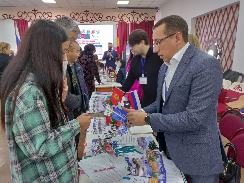 Доц. Уленгов Р.А. в составе делегации КФУ принимает участие в образовательной выставке российских вузов в Республике Кыргызстан.