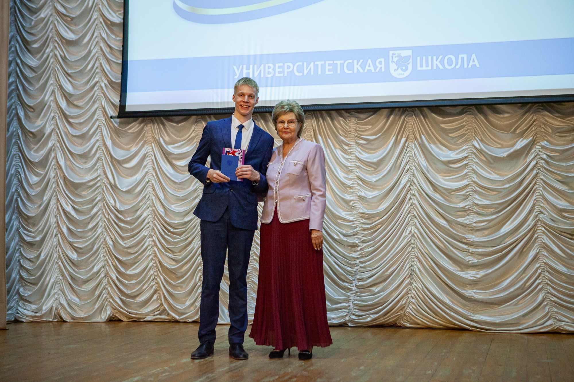 Выпускникам школы КФУ 'Университетская' торжественно вручили медали Выпускникам школы КФУ 'Университетская' торжественно вручили медали