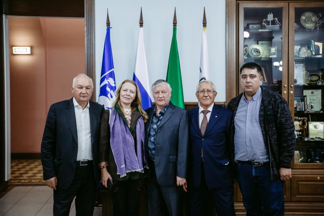 World Chess Champion Anatoly Karpov toured Kazan University