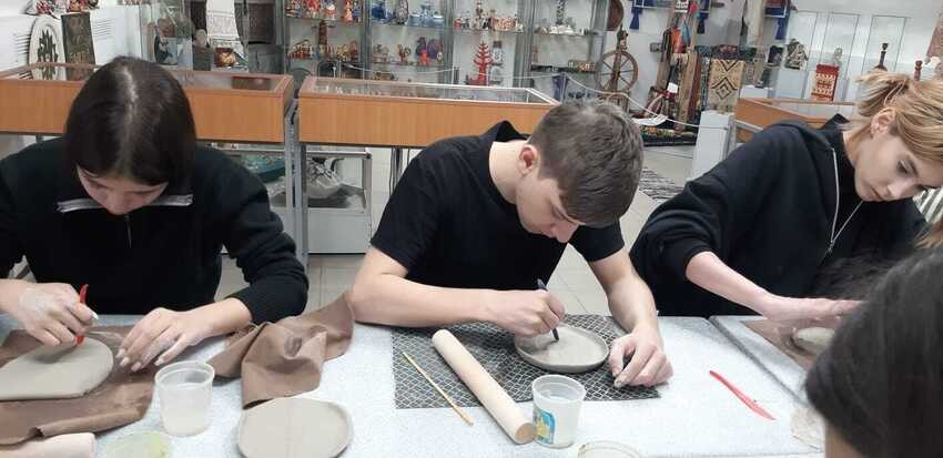 Студенты посетили мастер-класс по изготовлению глиняной тарелки Студенты посетили мастер-класс по изготовлению глиняной тарелки