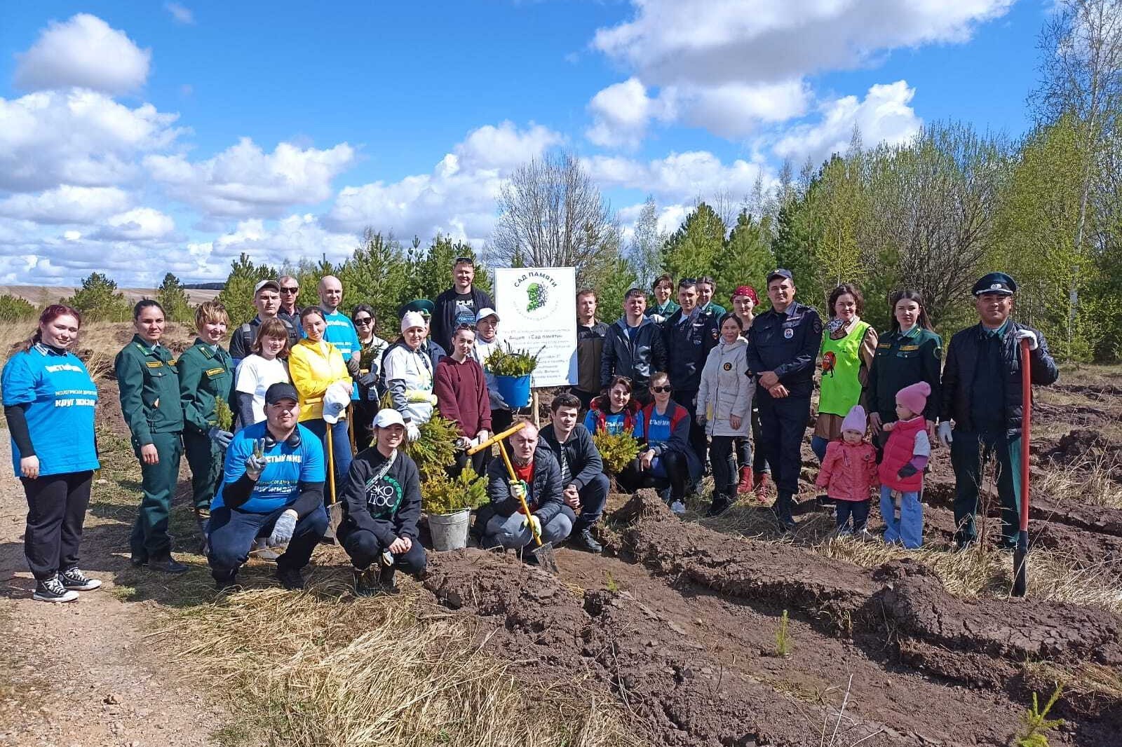 Эковолонтеры Елабужского института КФУ приняли участие в международной акции посадки деревьев 'Сад Памяти'