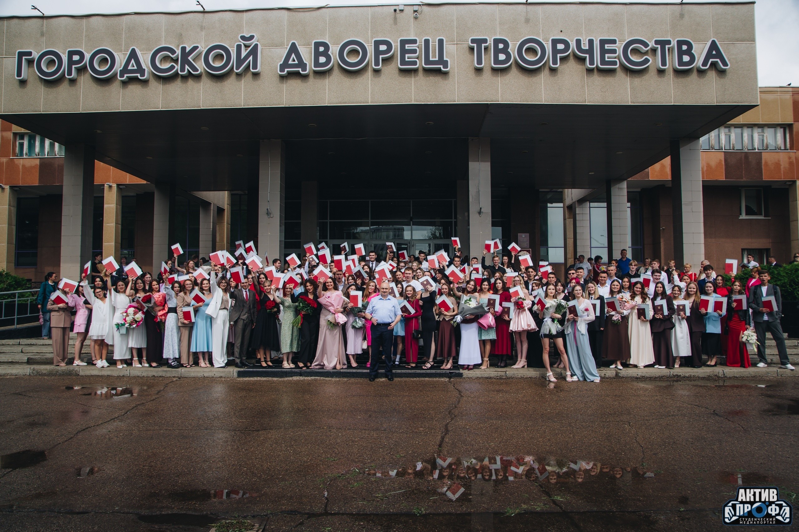 Церемония вручения дипломов с отличием выпускникам НЧИ КФУ Церемония вручения дипломов с отличием выпускникам НЧИ КФУ