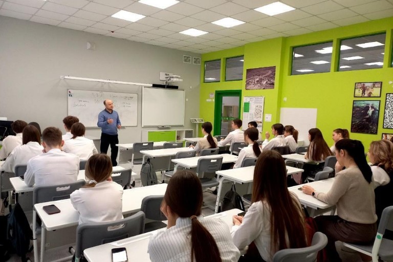 Доцент кафедры экономики и менеджмента Владимир Васильев встретился со школьниками в Полилингвальном образовательном комплексе 'Адымнар - Алабуга'.