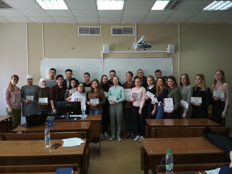 Мы переводим строки, опаленные войной?Мы помним тех, благодаря кому живем с тобой? Мы переводим строки, опаленные войной?Мы помним тех, благодаря кому живем с тобой?