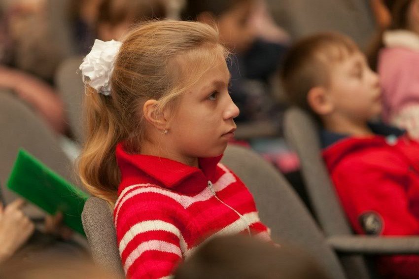 Маленькие студенты познакомились с историей Рождества и миром чудес Маленькие студенты познакомились с историей Рождества и миром чудес