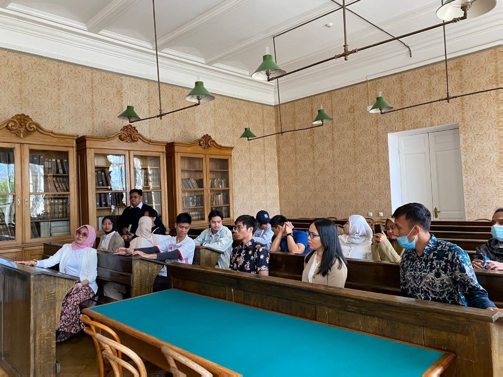 Студенты КФУ из Республики Индонезия посетили Музей истории Казанского университета Студенты КФУ из Республики Индонезия посетили Музей истории Казанского университета