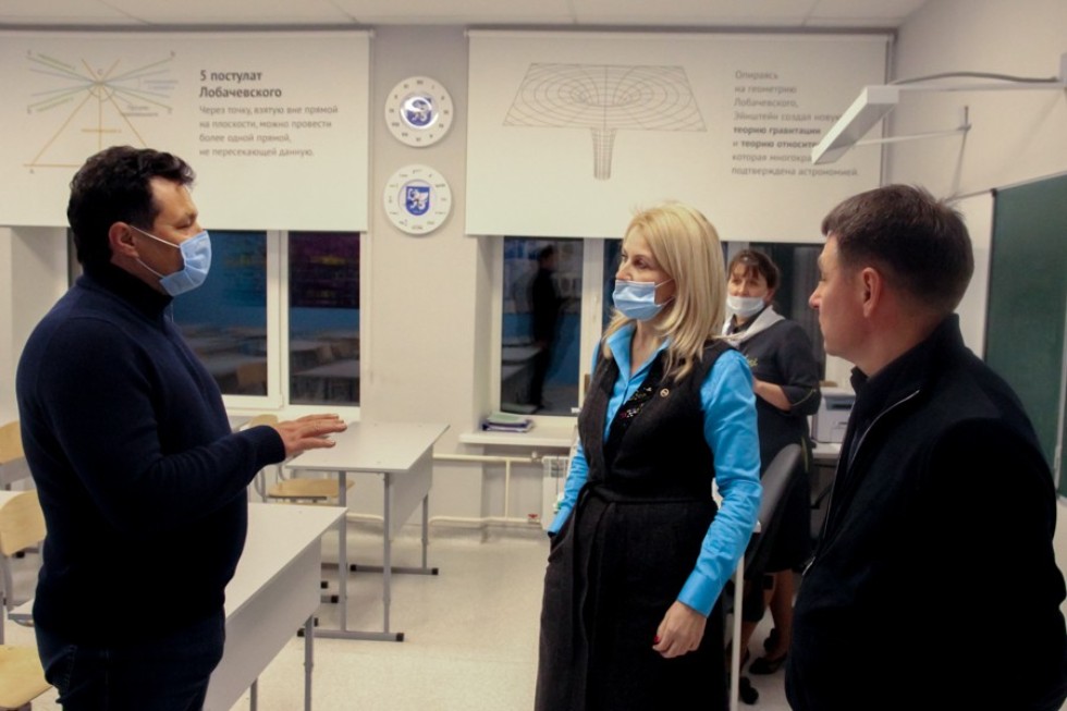 Глава ЕМР Рустем Нуриев и депутат Госсовета РТ Леонид Барышев посетили 'Университетскую' школу Глава ЕМР Рустем Нуриев и депутат Госсовета РТ Леонид Барышев посетили 'Университетскую' школу