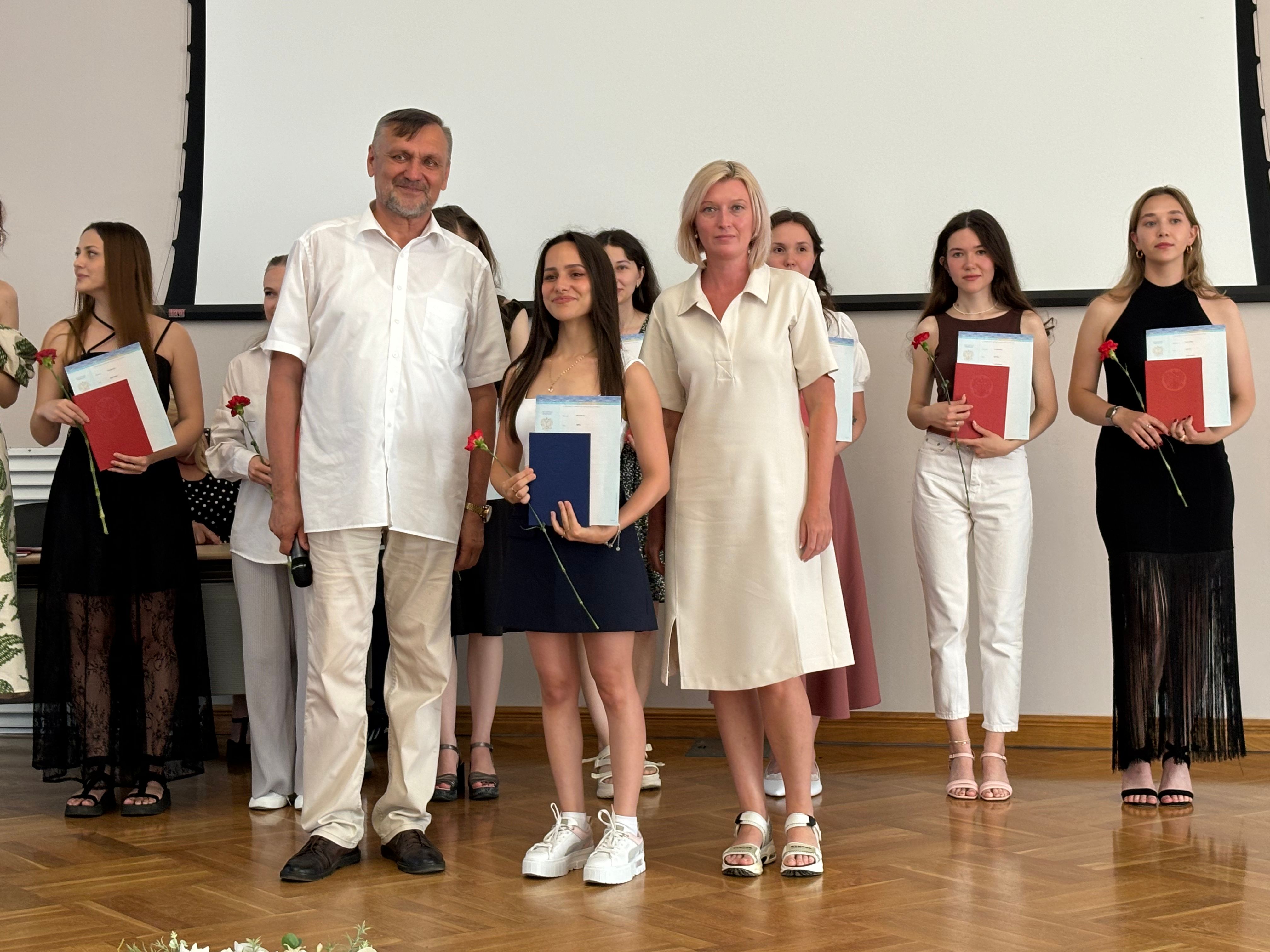 Состоялось вручение дипломов выпускникам магистратуры по программе Состоялось вручение дипломов выпускникам магистратуры по программе