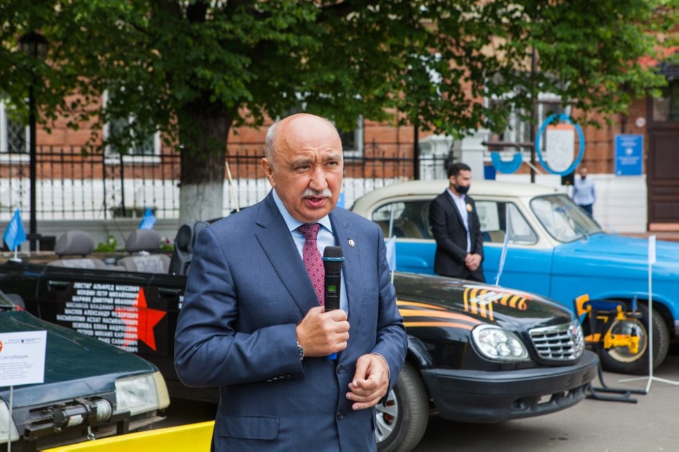 Ilshat Gafurov opened the presentation of Student Scientific Classes at the Elabuga Institute