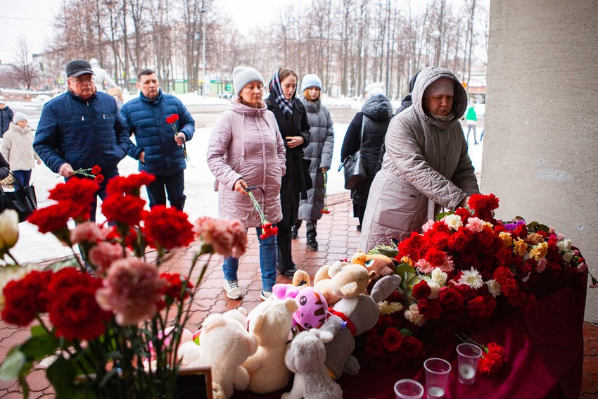 Сотрудники и студенты Елабужского института КФУ возложили цветы к мемориалу погибшим в теракте Сотрудники и студенты Елабужского института КФУ возложили цветы к мемориалу погибшим в теракте