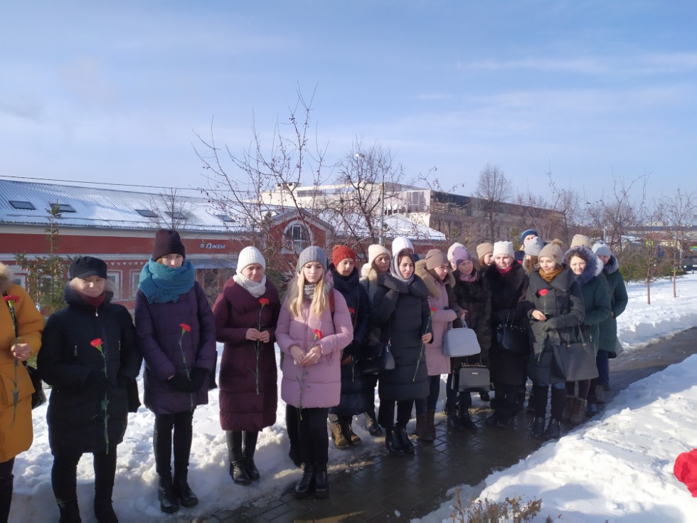 КФУ студентлары герой-шагыйрь Муса Җәлил бюстына чәчәкләр салды КФУ студентлары герой-шагыйрь Муса Җәлил бюстына чәчәкләр салды