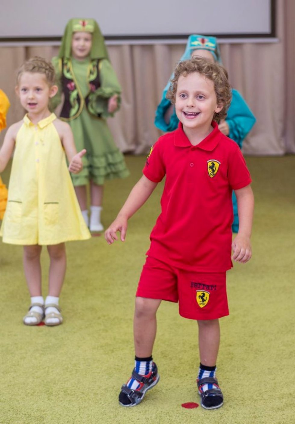 Здесь приобретают знания дети 21 века Здесь приобретают знания дети 21 века