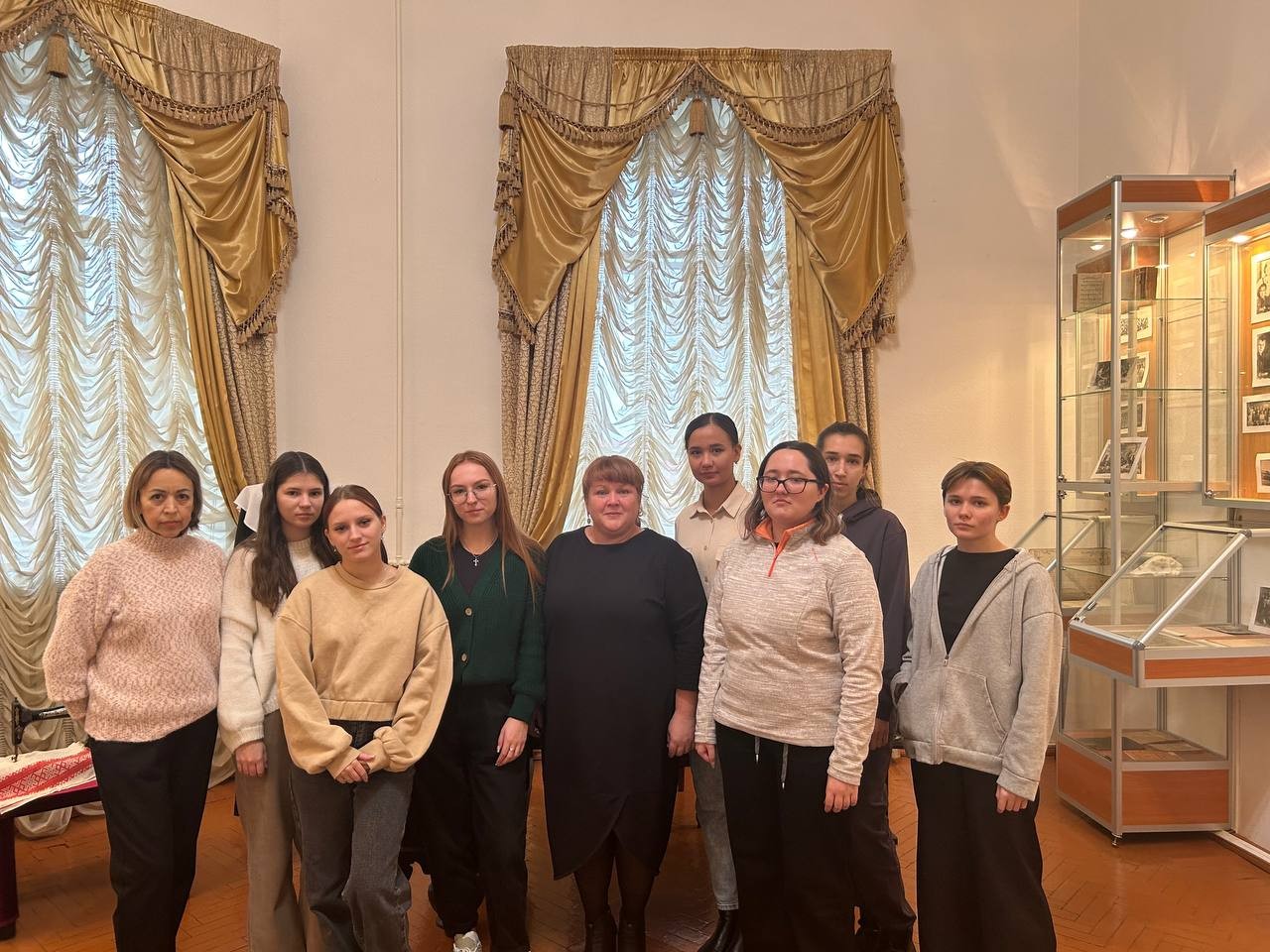 Для первокурсников провели кураторский час с посещением музея истории Елабужского института КФУ Для первокурсников провели кураторский час с посещением музея истории Елабужского института КФУ