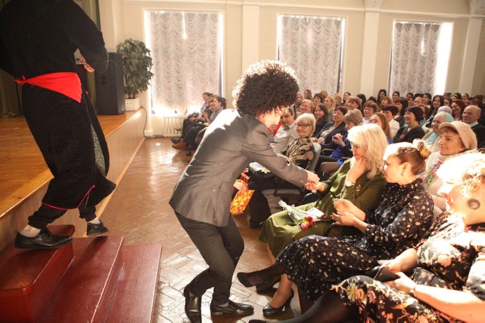 'С праздником, дорогие друзья!' 'С праздником, дорогие друзья!'