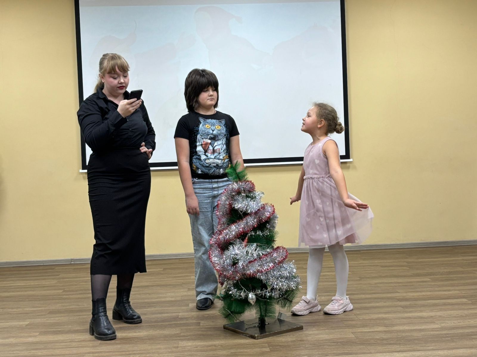 Репетиции в детском театре КФУ 'Радуга' продолжаются Репетиции в детском театре КФУ 'Радуга' продолжаются