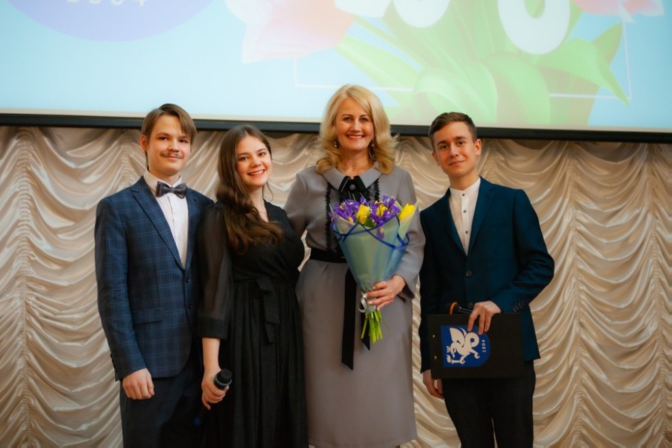 В Елабужском институте состоялся праздничный концерт '23+8' В Елабужском институте состоялся праздничный концерт '23+8'