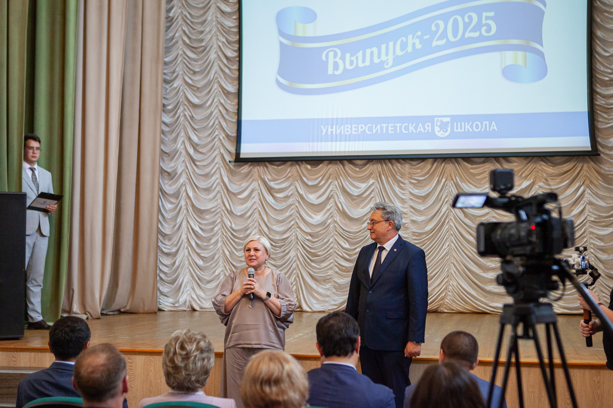 Выпускникам школы КФУ 'Университетская' торжественно вручили медали Выпускникам школы КФУ 'Университетская' торжественно вручили медали