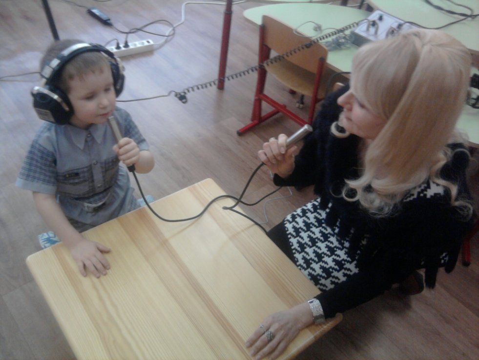 Детский сад для слабослышащих. Реабилитация детей с нарушением слуха. Дошкольные учреждения для детей с нарушениями слуха. Оборудование для слабослышащих детей. Вибростолы для детей с нарушениями слуха.