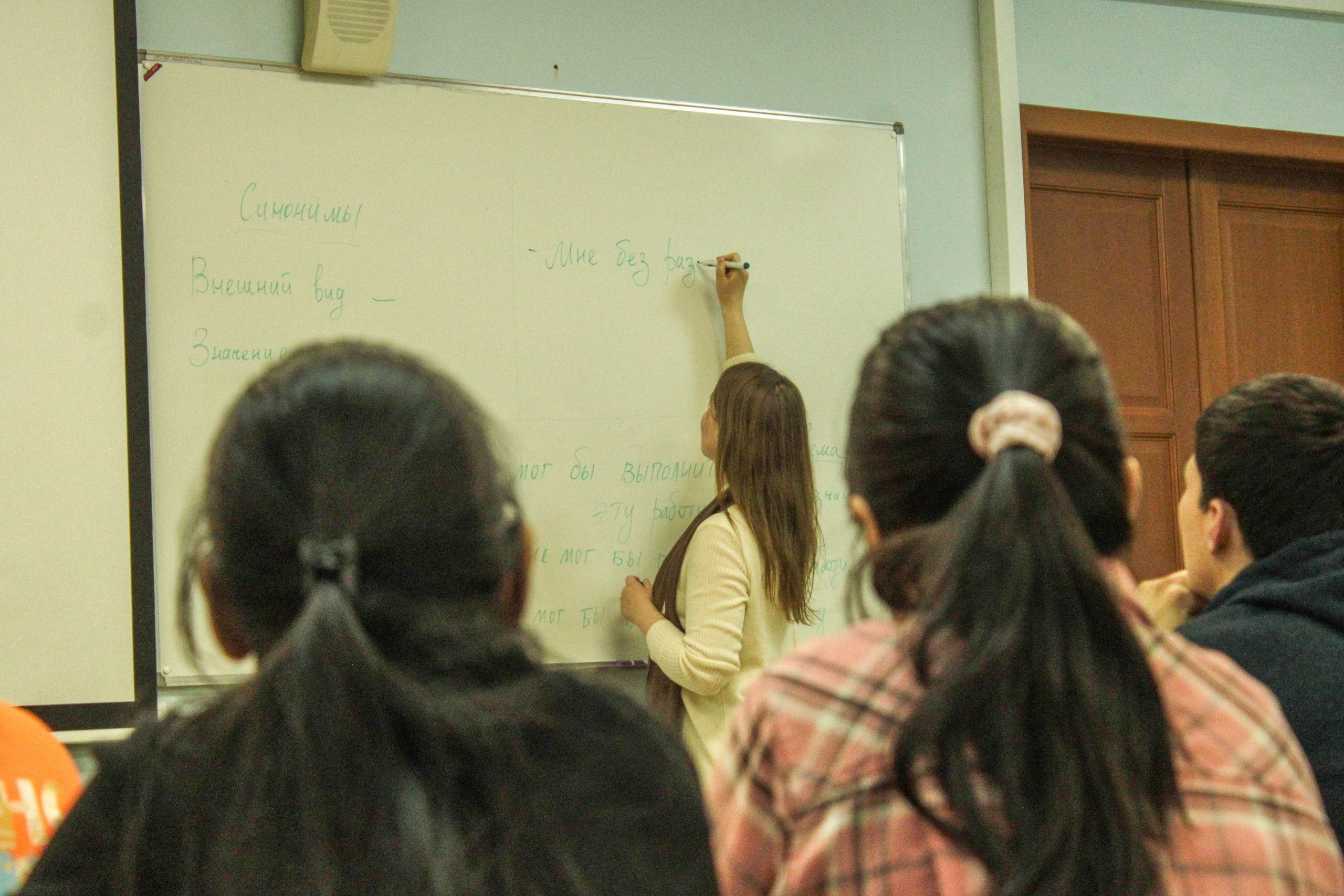 Русский клуб провел публичную лекцию на тему 'Приключения слов и современный сленг' Русский клуб провел публичную лекцию на тему 'Приключения слов и современный сленг'