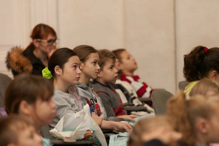 Маленькие студенты познакомились с историей Рождества и миром чудес Маленькие студенты познакомились с историей Рождества и миром чудес