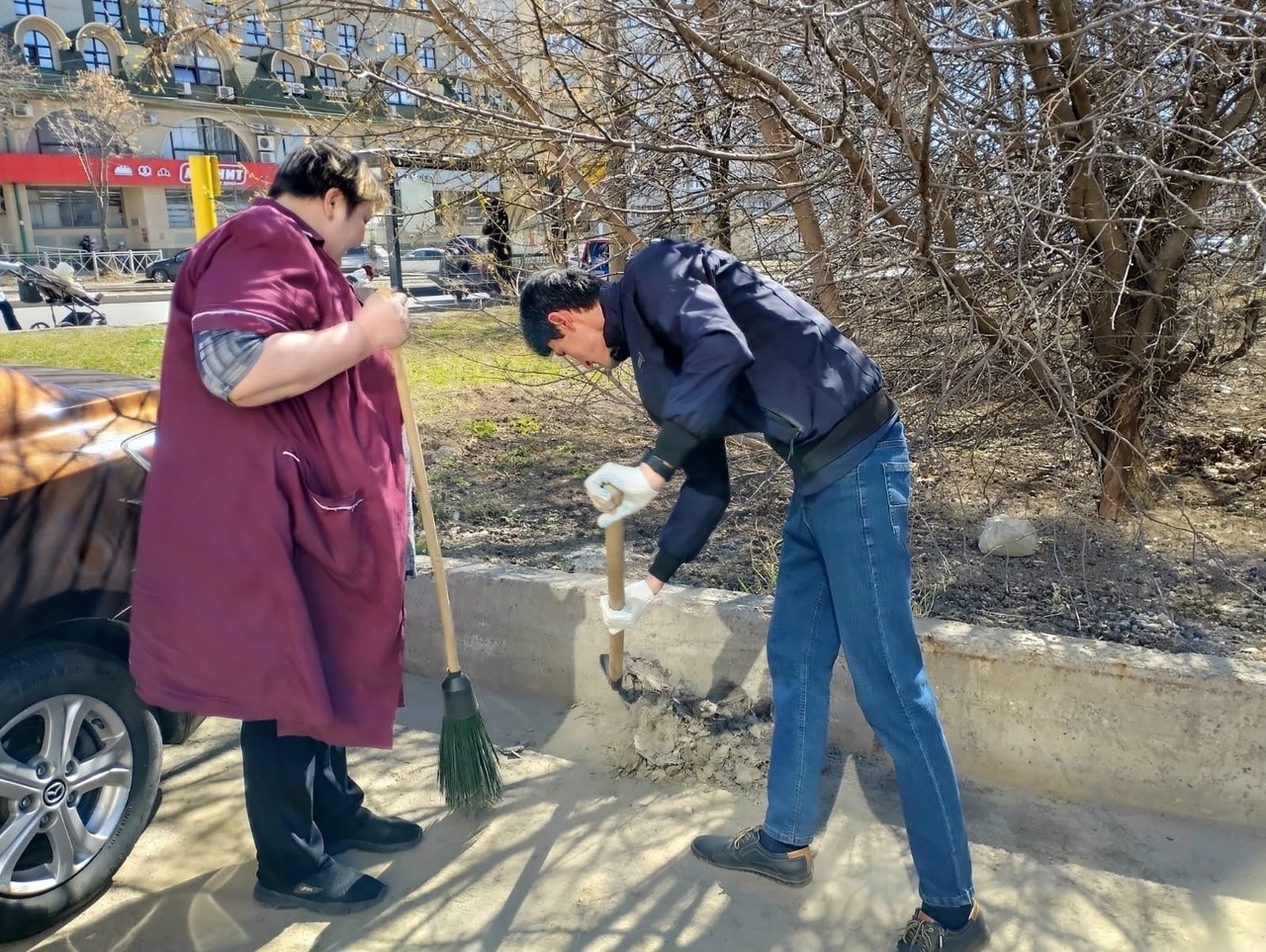 Очередные субботники прошли на территориях общежитий Студенческого городка Очередные субботники прошли на территориях общежитий Студенческого городка