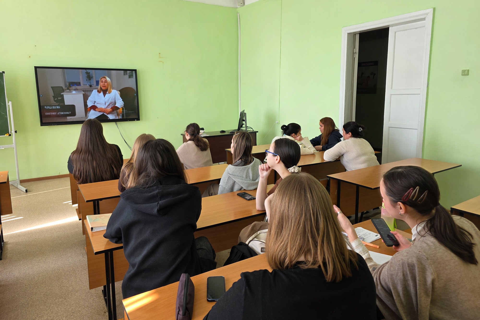 Студенты Елабужского института КФУ обсудили последствия 'легких денег' на кинопоказе Студенты Елабужского института КФУ обсудили последствия 'легких денег' на кинопоказе