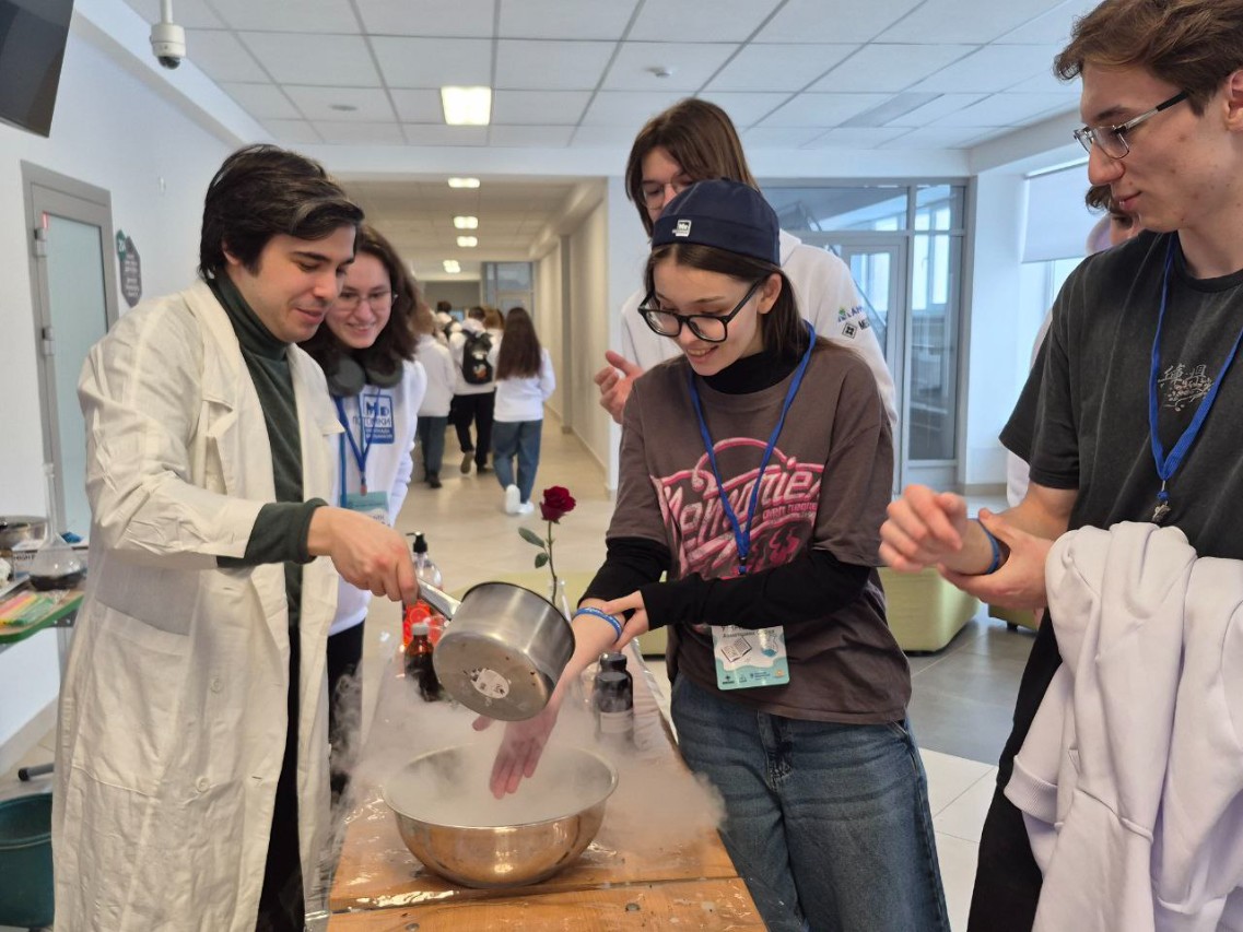 Студент Химического института организовал Химическое шоу в Менделеевске Студент Химического института организовал Химическое шоу в Менделеевске