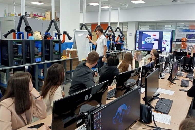 Студенты Елабужского института КФУ посетили креативную площадку 'Prom Art' Студенты Елабужского института КФУ посетили креативную площадку 'Prom Art'